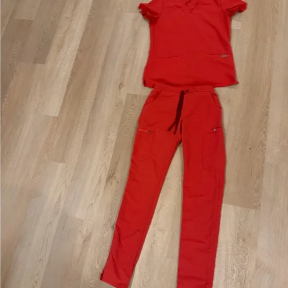 Figs set XS regular casma top and XXS tall yola skinny pants in clay - Picture 2 of 6